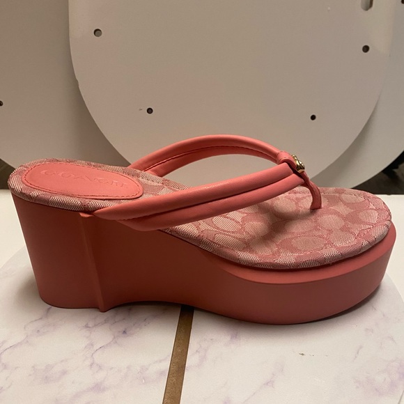 Coach - Picture 4 of 6